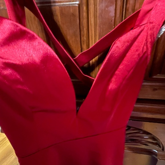 Red V-Neck Sheath Cocktail Dress - Picture 3 of 4